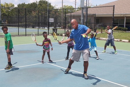 MaliVai Washington with kids on the court