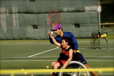 Fernandez coaching a wheelchair player