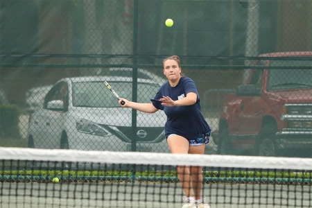 Jemma Tassopoulos on the court at the 2020 Tennis on Campus Delray Beach Challenge