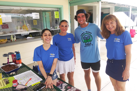 (L-R) Milena's daughter Jen, Milena, Sami Ozzor, and Janie volunteering at an ITF International Juniors tournament