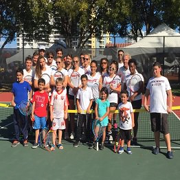 Tenis en el Día de Fundadores de Aventura e Incripciones para USTA Junior Team Tennis