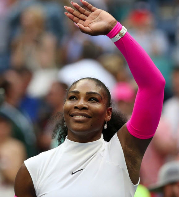 Serena and her pink compression sleeves (photo: Darren Carroll/USTA)